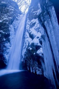 凍てつく妙連の滝